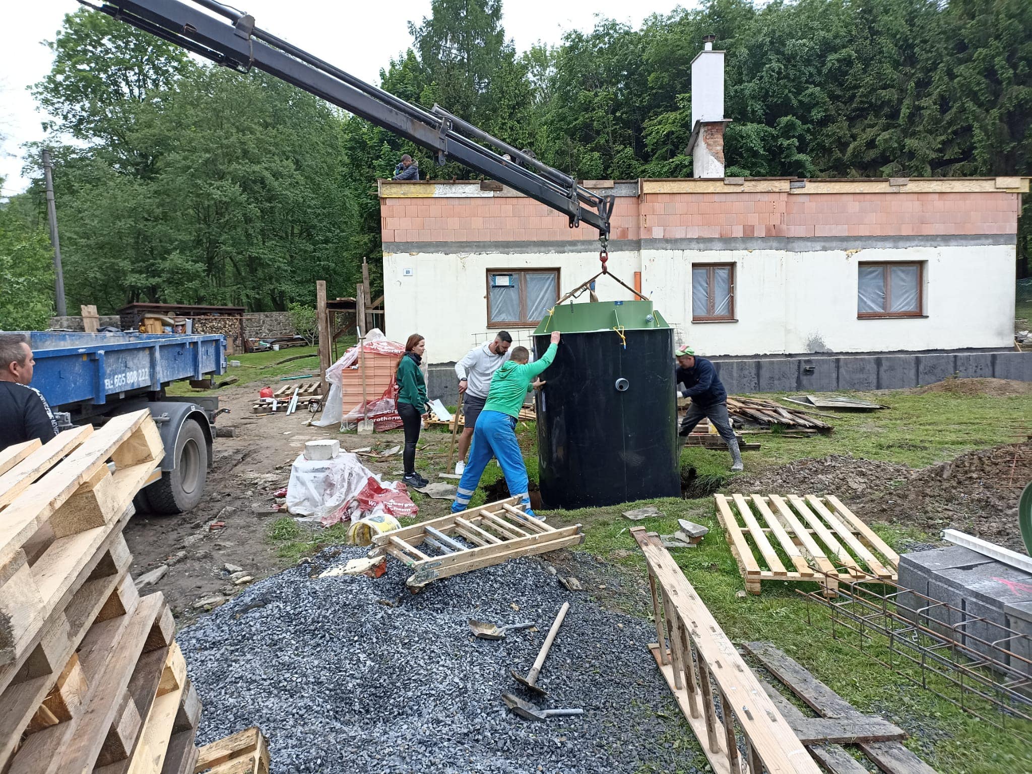 Práce s jeřábem — usazování technologického prvku