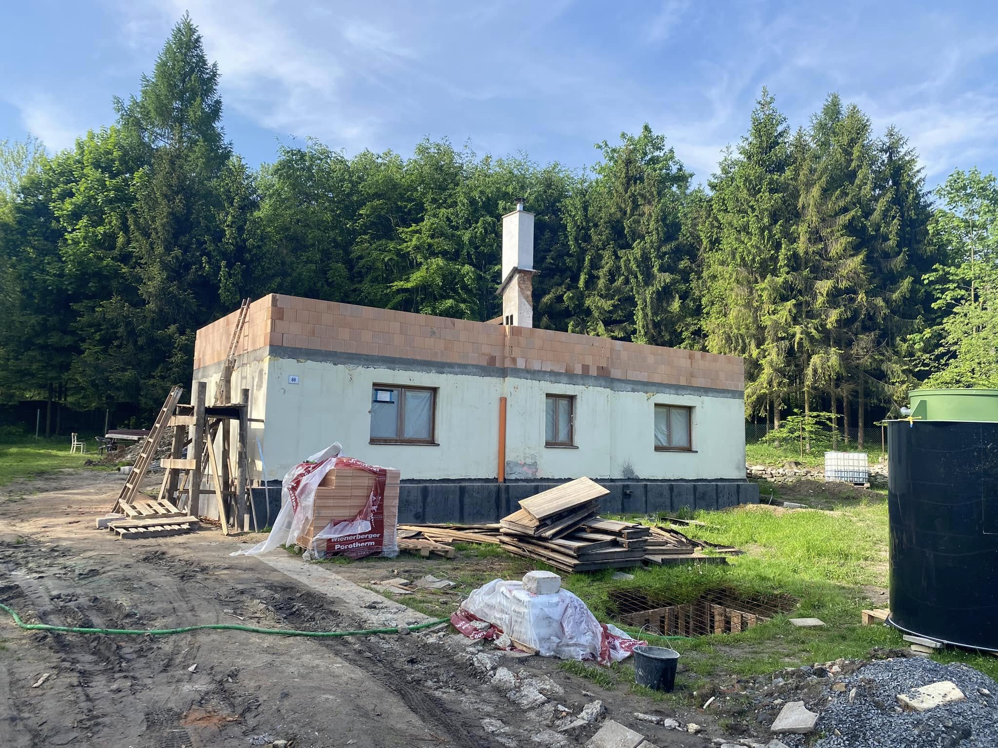 Hrubá stavba s Ytong zdivem před omítkou