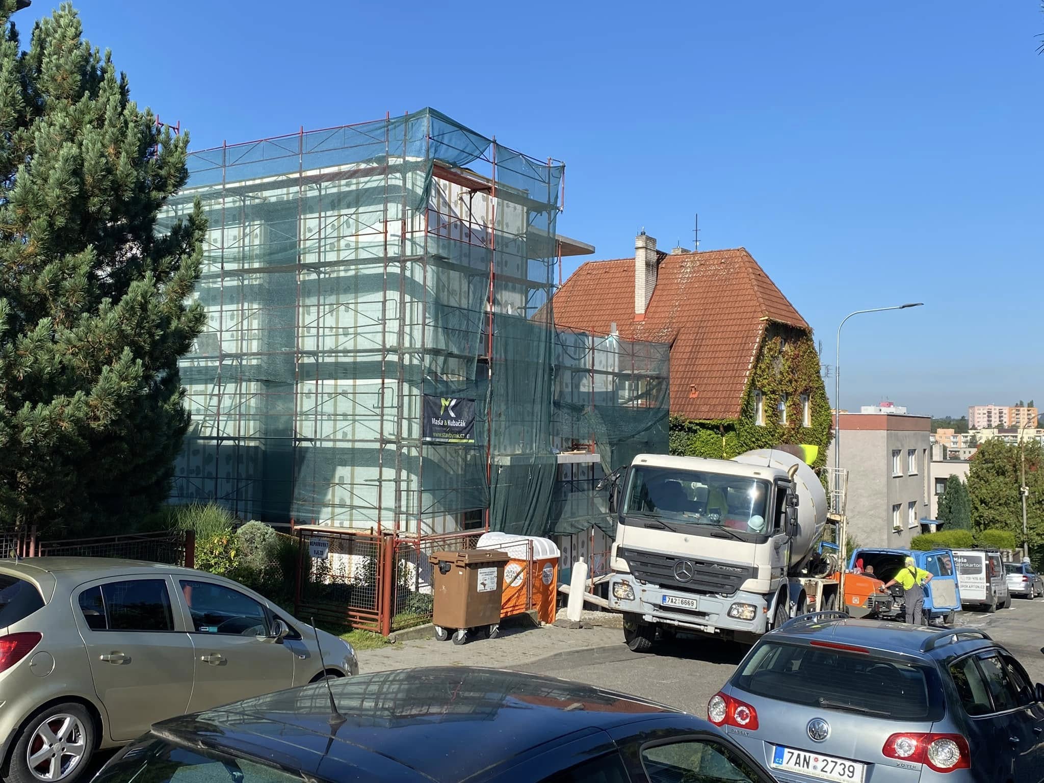 Stavba v kontextu okolní starší zástavby